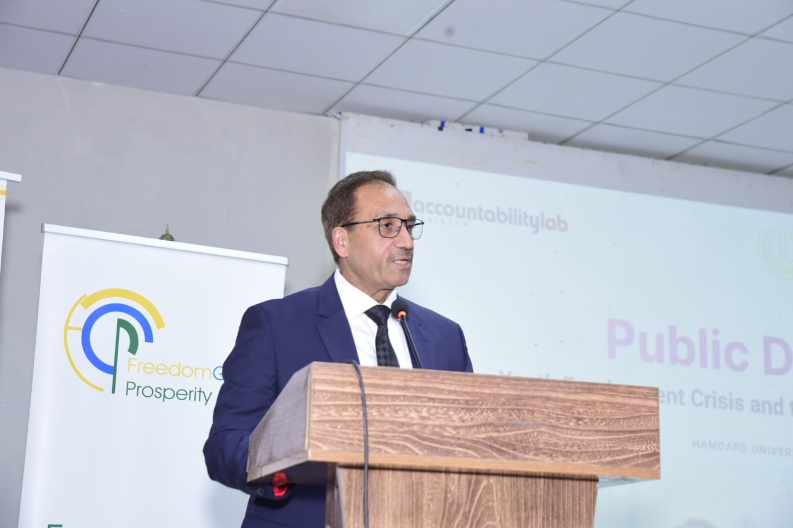 Speaker at the public dialogue